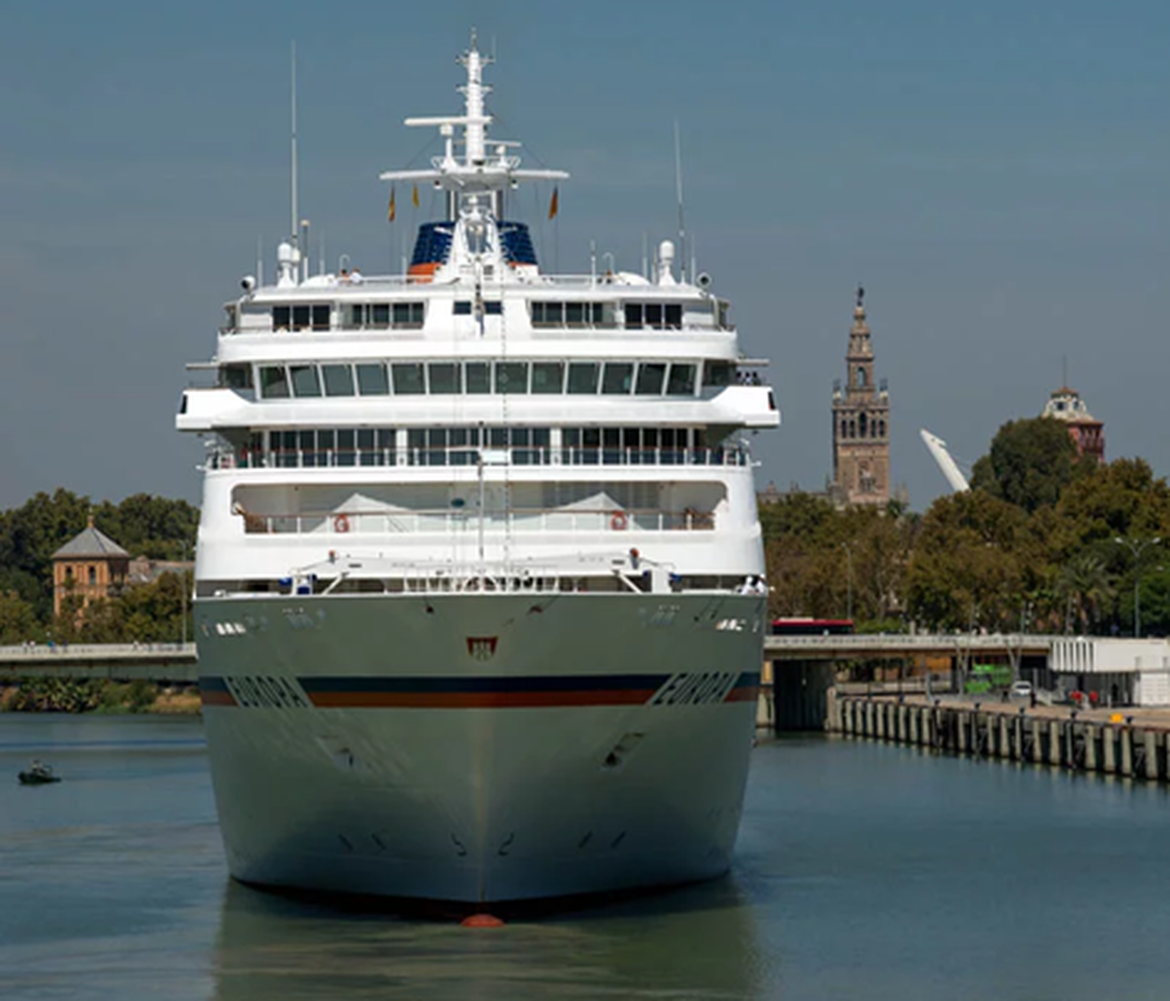 Figure 5.1.7: Cargo ships and cruise ships sailing on the Guadalquivir (Autoridad Portuaria de Sevilla CC BY-NC-ND 4.0)