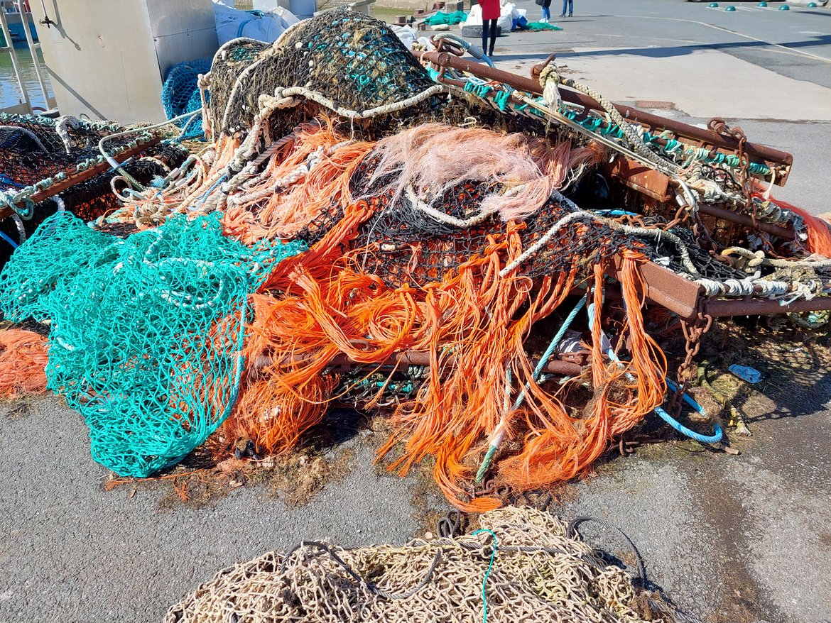 Fishing for Litter (FFL) operates in several OSPAR countries and it enables fishers to bring ashore litter that is accidentally caught in nets during normal fishing operations, providing bags, port collection points, and disposal services free of charge. Fishing for Litter (FFL) operates in several OSPAR countries and it enables fishers to bring ashore litter that is accidentally caught in nets during normal fishing operations, providing bags, port collection points, and disposal services free of charge.