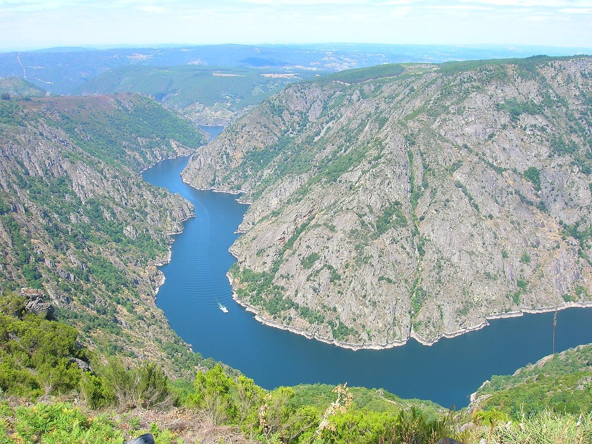 Figure 5.5.8: Canyon of the Sil River from the Cabezoas (SanchoPanzaXXI, CC BY-SA 3.0)