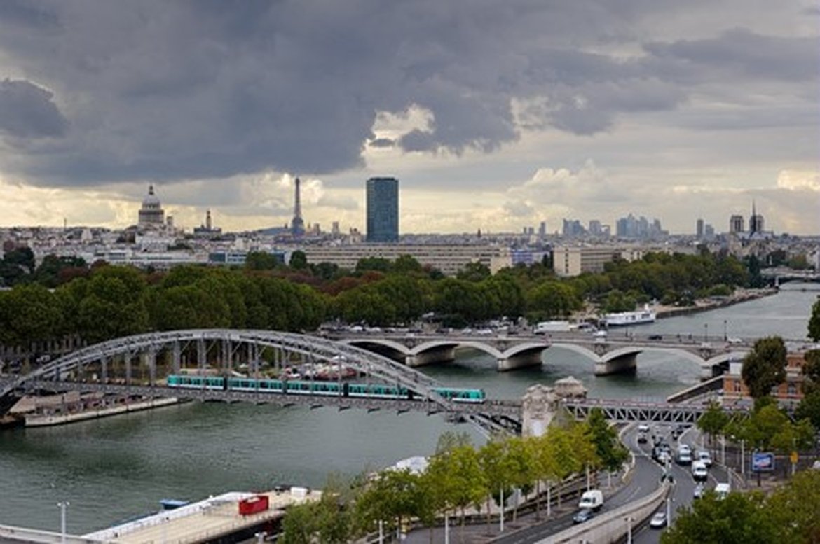 Figure 3.2.7: The Seine crossing Paris. Arnaud Bouissou / Terra