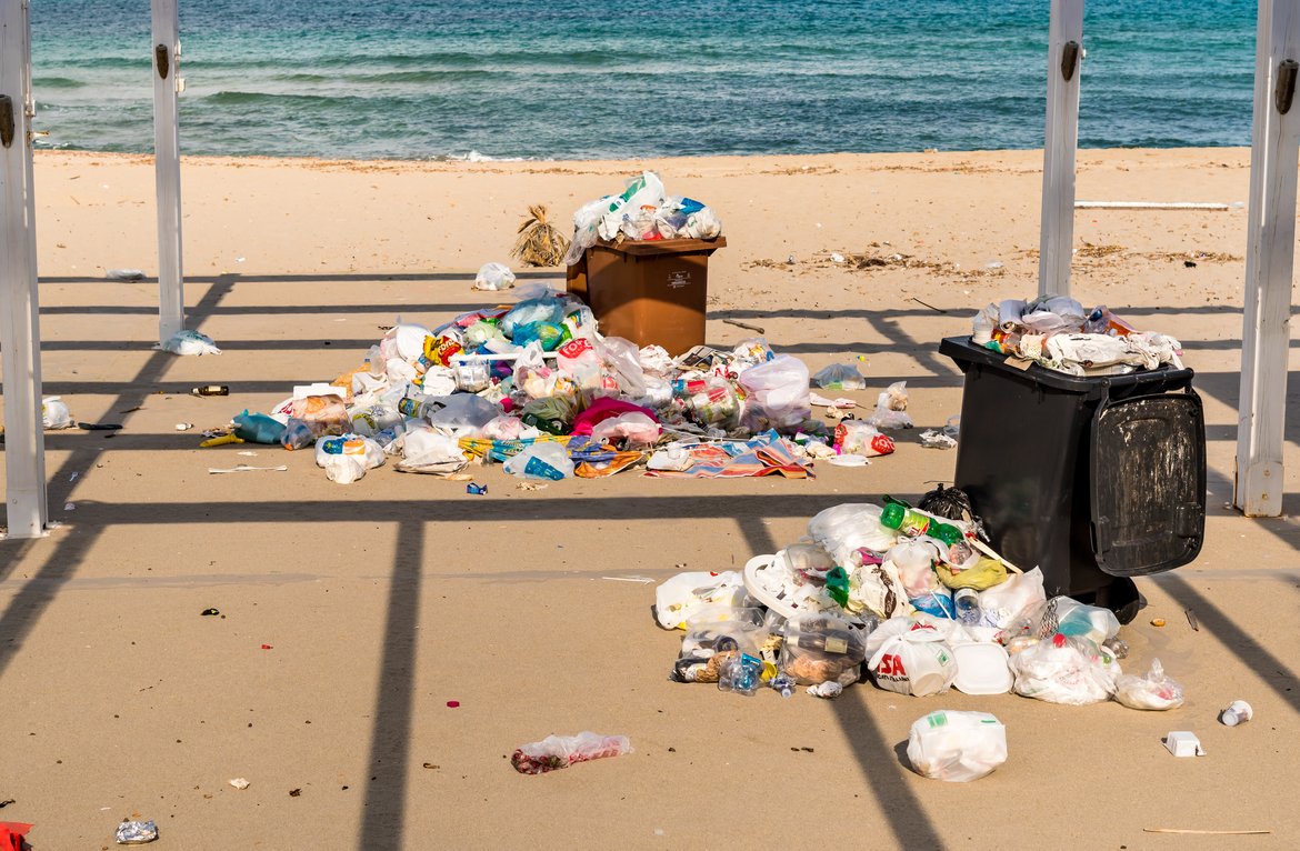 Litter overspill on the beach. © Shutterstock