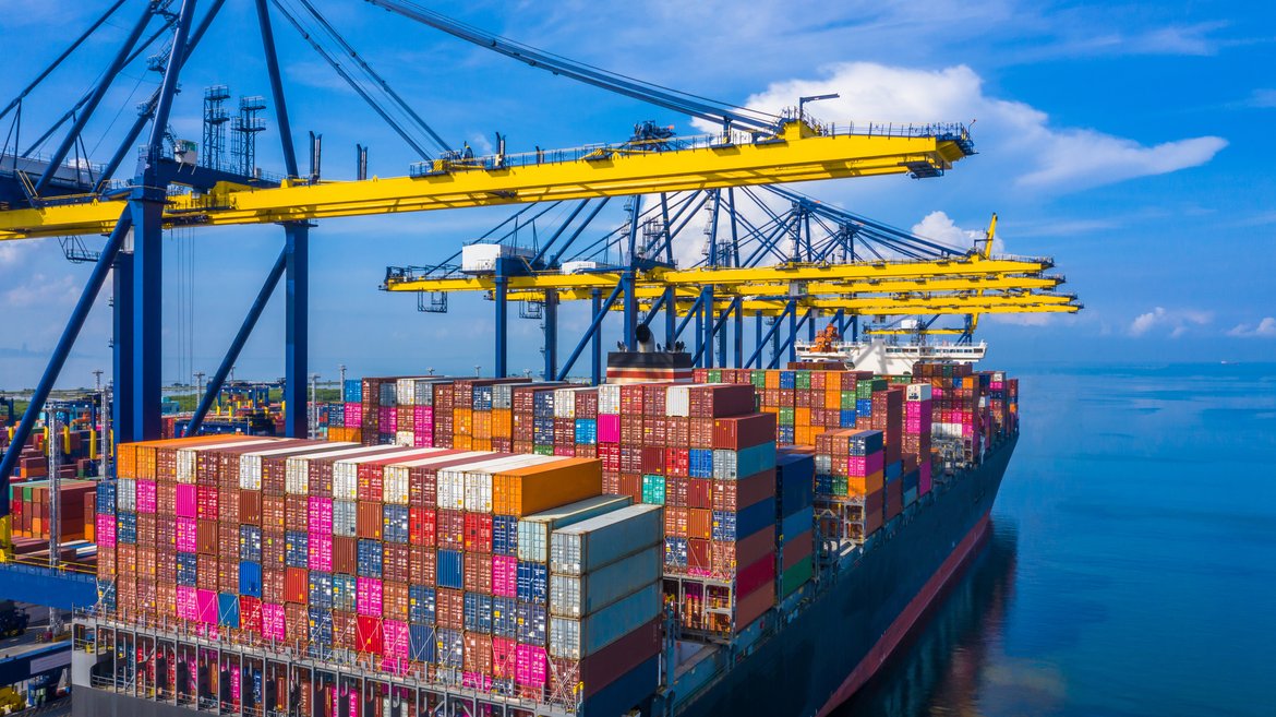 Ship being unloaded in port. © Shutterstock