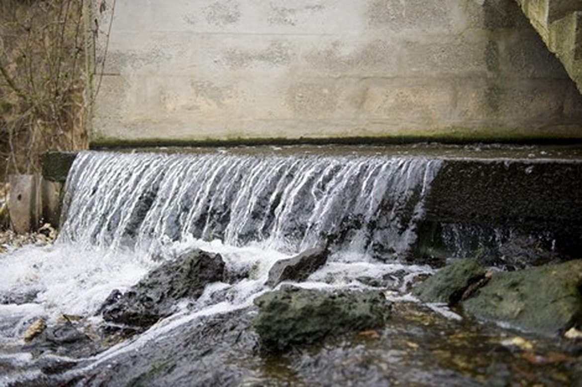 Figure 3.2.10: Arrival point of treated water in the Seine (Bois-le-Roi waste water treatment plant). Bernard Suard / Terra