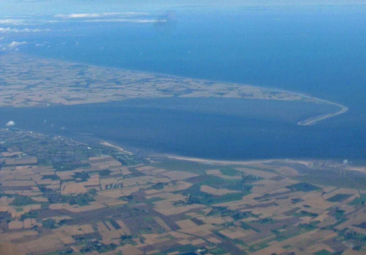 Figure 3.1.8: The Humber Estuary and Spurn Head looking north-east from over North Lincolnshire (RuthAS, Wikipedia 2012 CC BY-SA 3.0)
