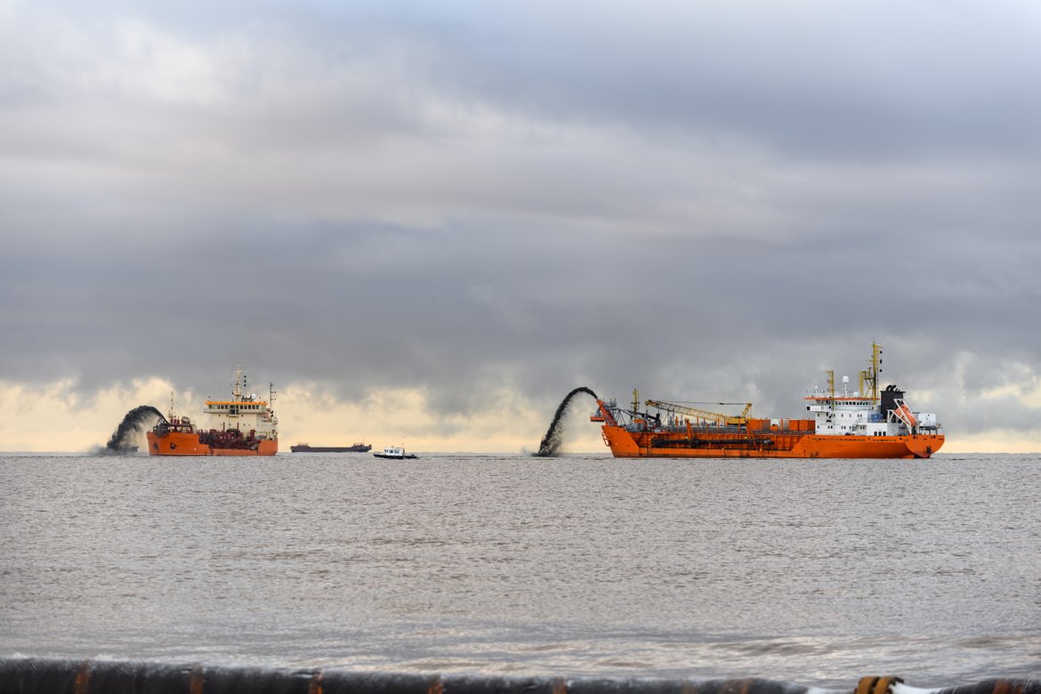 Two vessels engaged in dredging. © Shutterstock