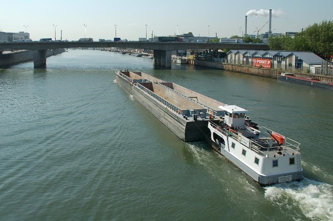 Figure 3.2.9: River freight on the Seine. Laurent Mignaux / Terra