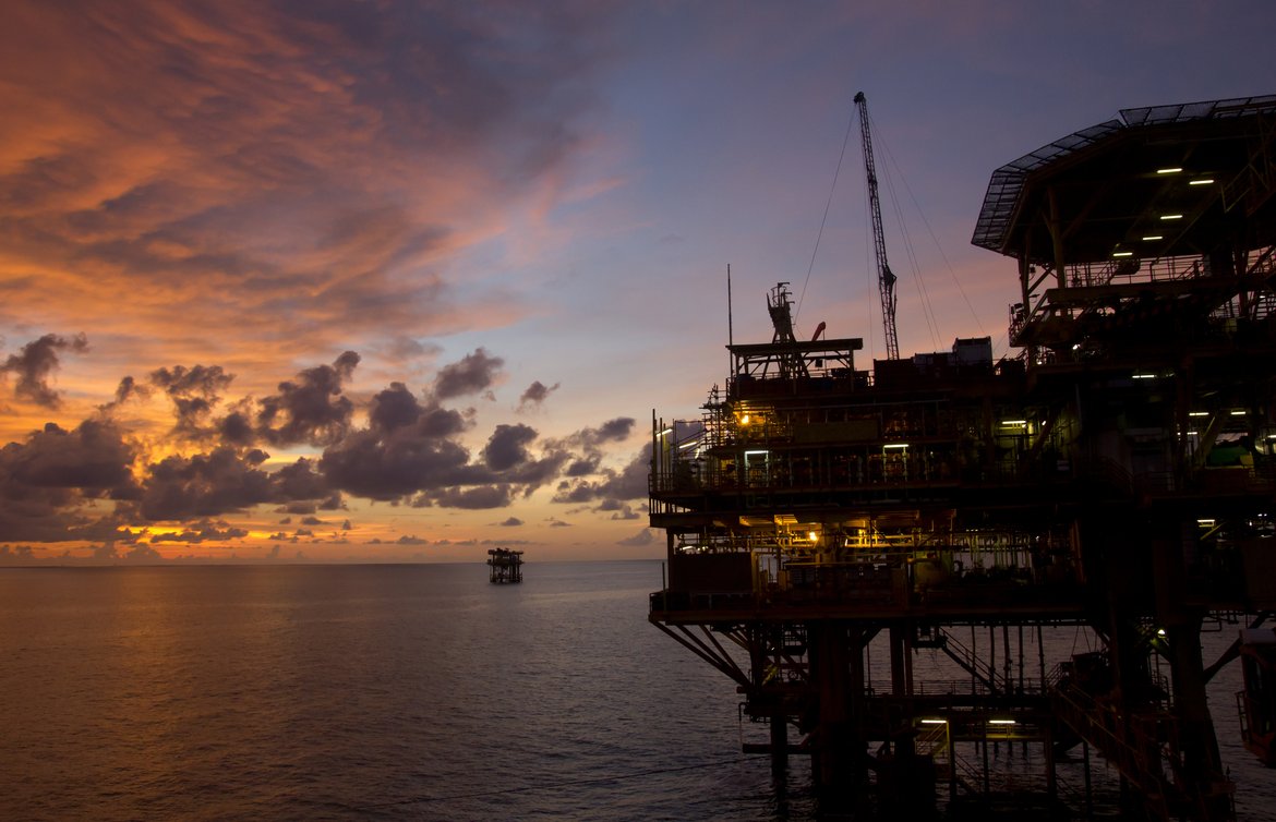 An Oil platform. The Extraction of oil and gas sector identified a decreasing trend in emissions. © Shutterstock