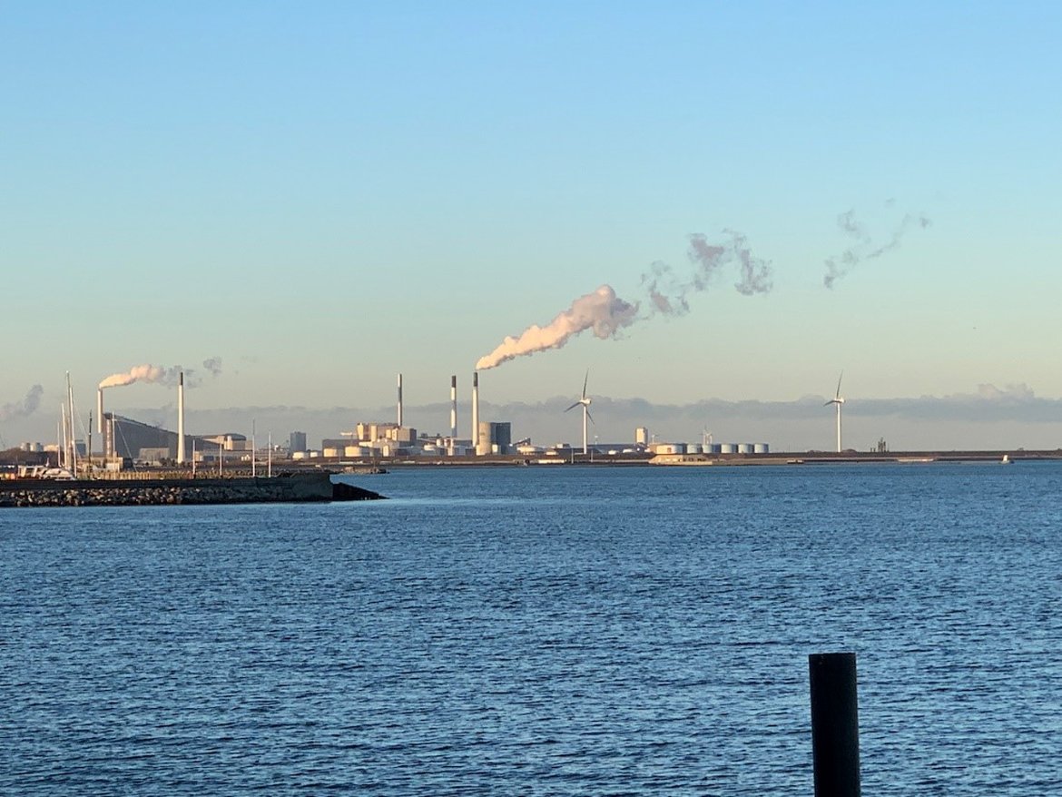 The "Prøvestenen" oil depot south of Copenhagen Harbour. In 2008, a 200m^3 oil spill from a broken transfer line, covering an area of 400x500m, threatened the beaches in both Copenhagen and Malmö, but was contained by Danish and Swedish anti-oil pollution vessels