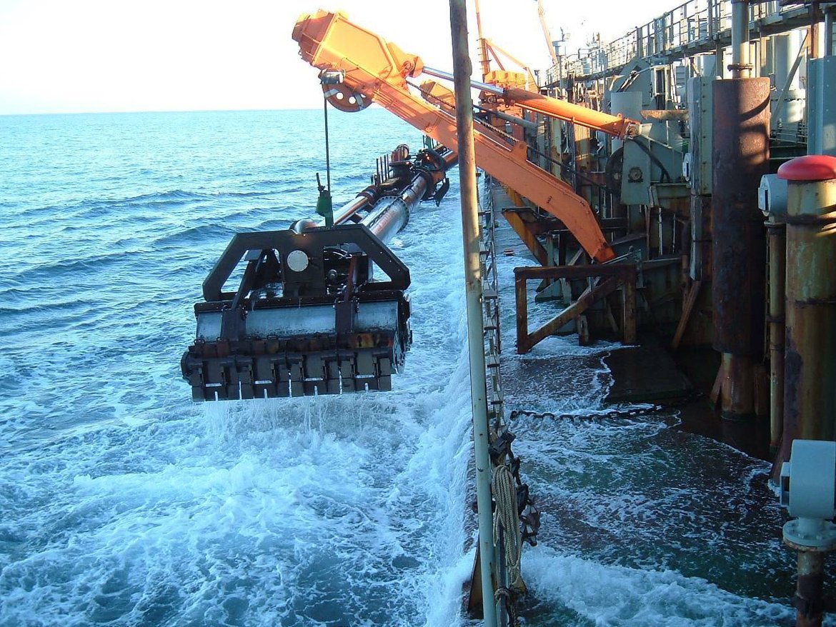 Suction dredger operating in Spanish waters. (© Ministerio de Medio Ambiente y Medio Rural y Marino)